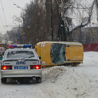 В Ижевске перевернувшийся автомобиль задел пешехода