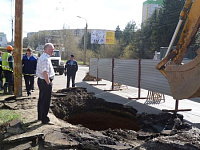 Из-за провала с улицы Петрова в Ижевске перенаправлено движение транспорта