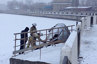 Легковушка вылетела за ограждение Ижевского пруда