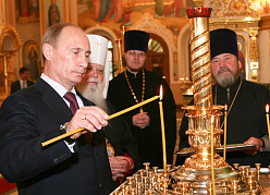 Путин поставил свечку в Свято-Михайловском соборе