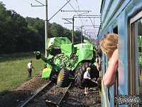 Комбайн столкнулся с локомотивом в Ижевске 