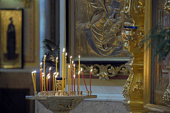 Свечи перед иконостасом