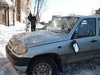 Фото: рухнувший с крыши филиала ИжГТУ снег серьезно повредил четыре автомобиля