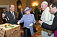  Королева Великобритании подарила папе римскому виски и десяток яиц