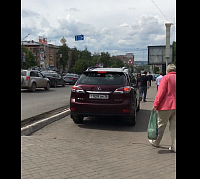 Видео с проезжающим по тротуару Лексусом взбудоражило пользователей соцсети