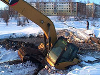 Экскаватор с водителем провалился под лед воткинского водоема