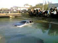 Видео: в Ижевске автомобиль упал в пруд, водитель погиб