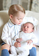 В Сети появились первые фотографии принца Георга и новорожденной принцессы Шарлотты