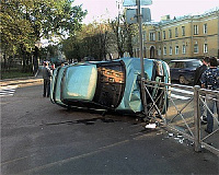 В Ижевске автомобиль врезался в столб и перевернулся