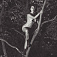 Голая Ким Кардашьян залезла на дерево ради фото