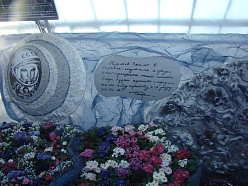 Юрий Гагарин утопает в цветах