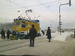 Вместо застрявших на путях трамваев - желтый рогатый  снегоуборщик