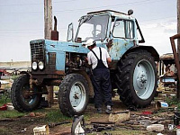 Житель Алнашского района угнал трактор и врезался на нем в столб