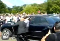 Видео: Медведев за рулем джипа  протаранил толпу