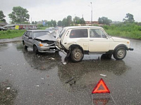 Водитель «четырнадцатой» врезался в стоящий автомобиль в Глазове