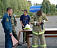 Школьники примерили костюм пожарного и тушили пожар пеной в Удмуртии