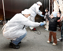 Малышей и взрослых после взрывов на АЭС проверяют на уровень радиации